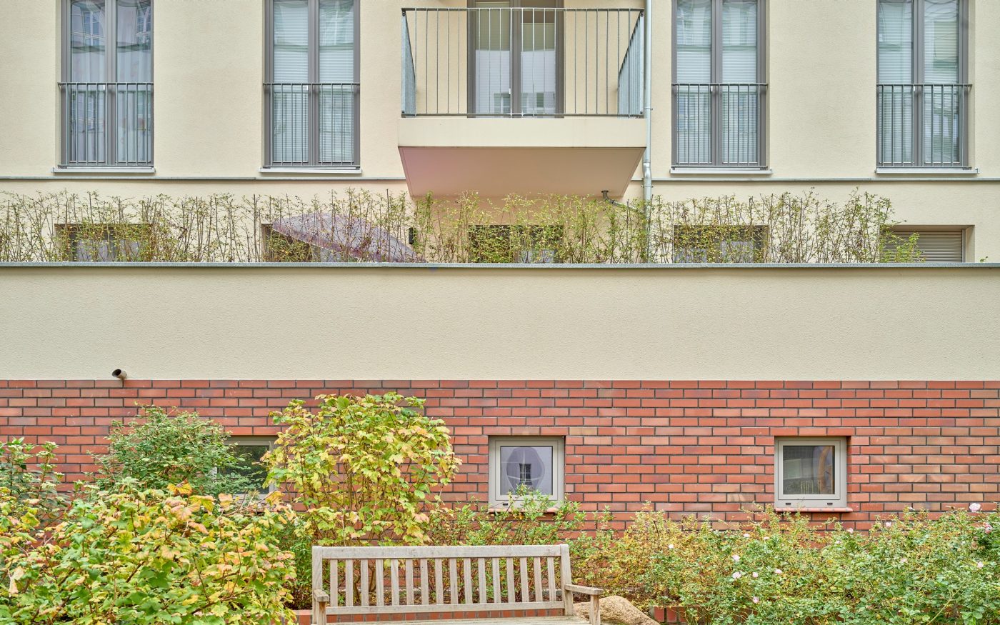 Um das harmonische Gesamtbild des nachverdichteten Häuserblocks abzurunden, entschieden sich die Architekten für eine Verblendung des Sockelgeschosses mit Wienerberger Riemchen in Rotorange. In ihrer Optik und Funktionalität erinnern die Riemchen an den Klinker, der seit rund 100 Jahren die Eingangsfassaden der Vorderhäuser ziert.