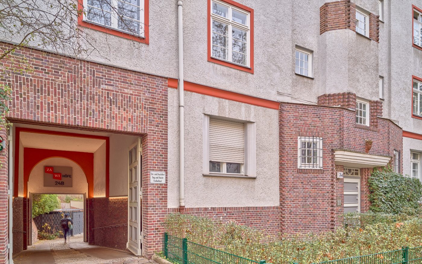 Die Neubauten befinden sich im Innenhof eines typischen Berliner Häuserblocks – Zähringerstraße 24 und 24A und Wittelsbacherstraße 16 und 17 heißen die Adressen der Vorderhäuser, die der Anlage ihren Namen geben und in den späten 1920er-Jahren von dem Messel-Schüler Albert Gessner errichtet wurden.