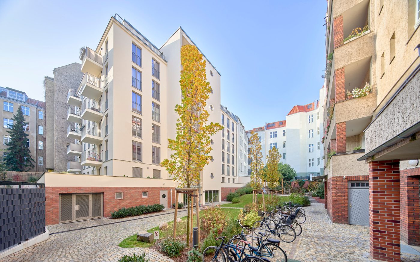 Die beiden neuen Wohngebäude tragen mit ihren acht Stockwerken, 52 modernen Mieteinheiten und einer einladenden Außenraumgestaltung zu einer gelungenen Nachverdichtung des Quartieres bei.