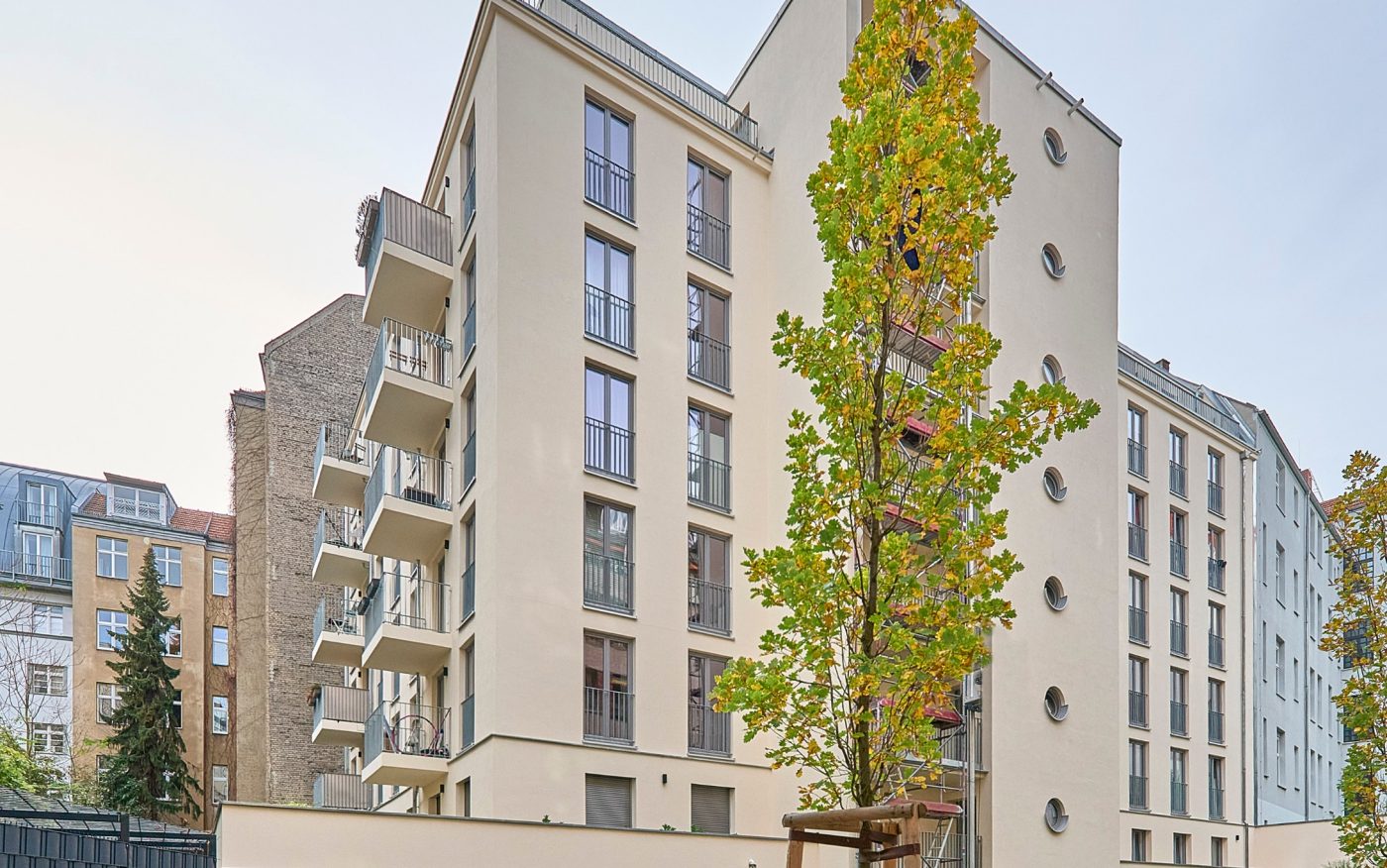 Die hochgeschossigen ZaWi-Neubauten wurden weitgehend aus Ziegeln erstellt. Zum Einsatz kam der Objektziegel Poroton-S10-MW von Wienerberger.