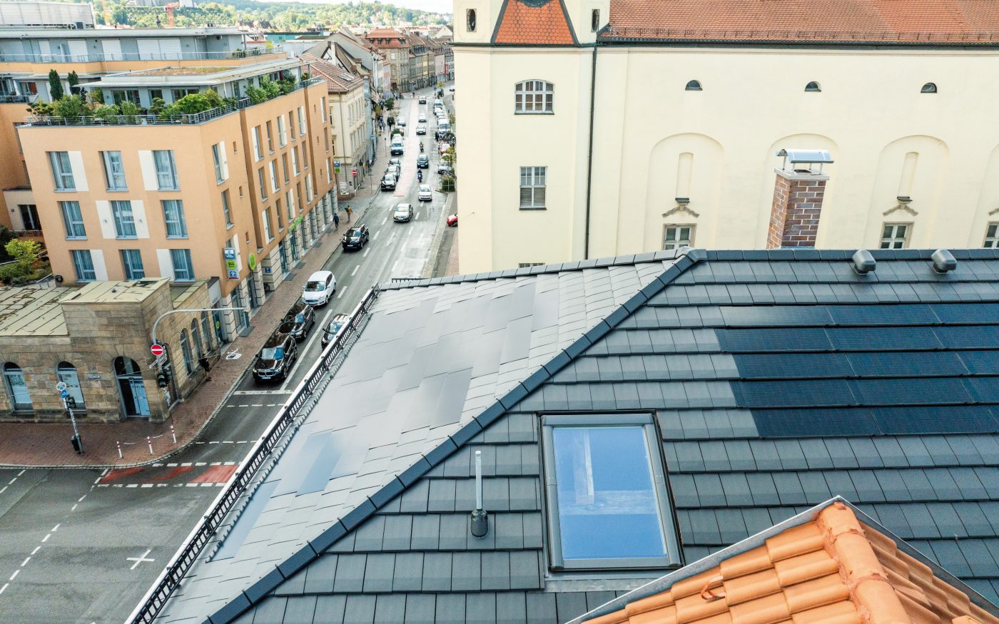 Gewerbegebäude Bamberg - Wevolt X-Tile mit Koramic Actua 10 mattschwarz