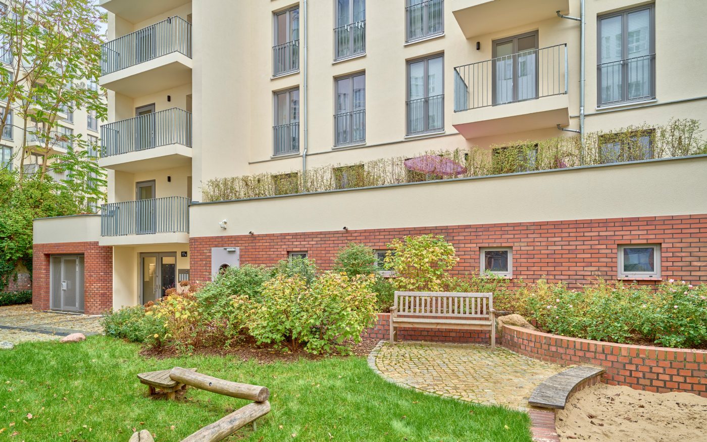 Die beiden neuen Wohngebäude tragen mit ihren acht Stockwerken, 52 modernen Mieteinheiten und einer einladenden Außenraumgestaltung zu einer gelungenen Nachverdichtung des Quartieres bei.