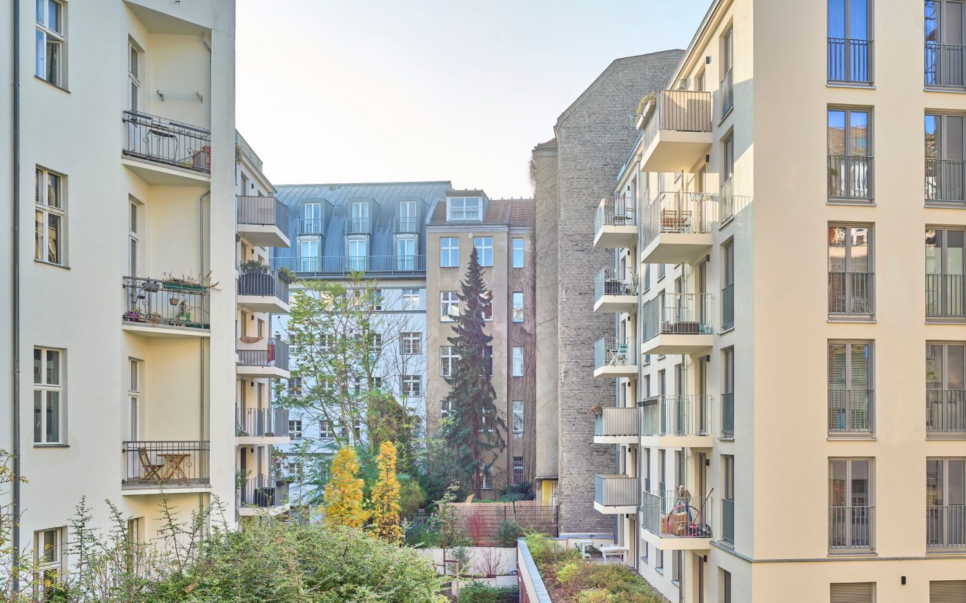 Um die hohe Nachfrage nach Wohnraum zu decken, entschied man sich dafür, die bestehende Bebauung des typischen Berliner Häuserblocks im Innenhof zu verdichten und platzsparend in die Höhe zu bauen.