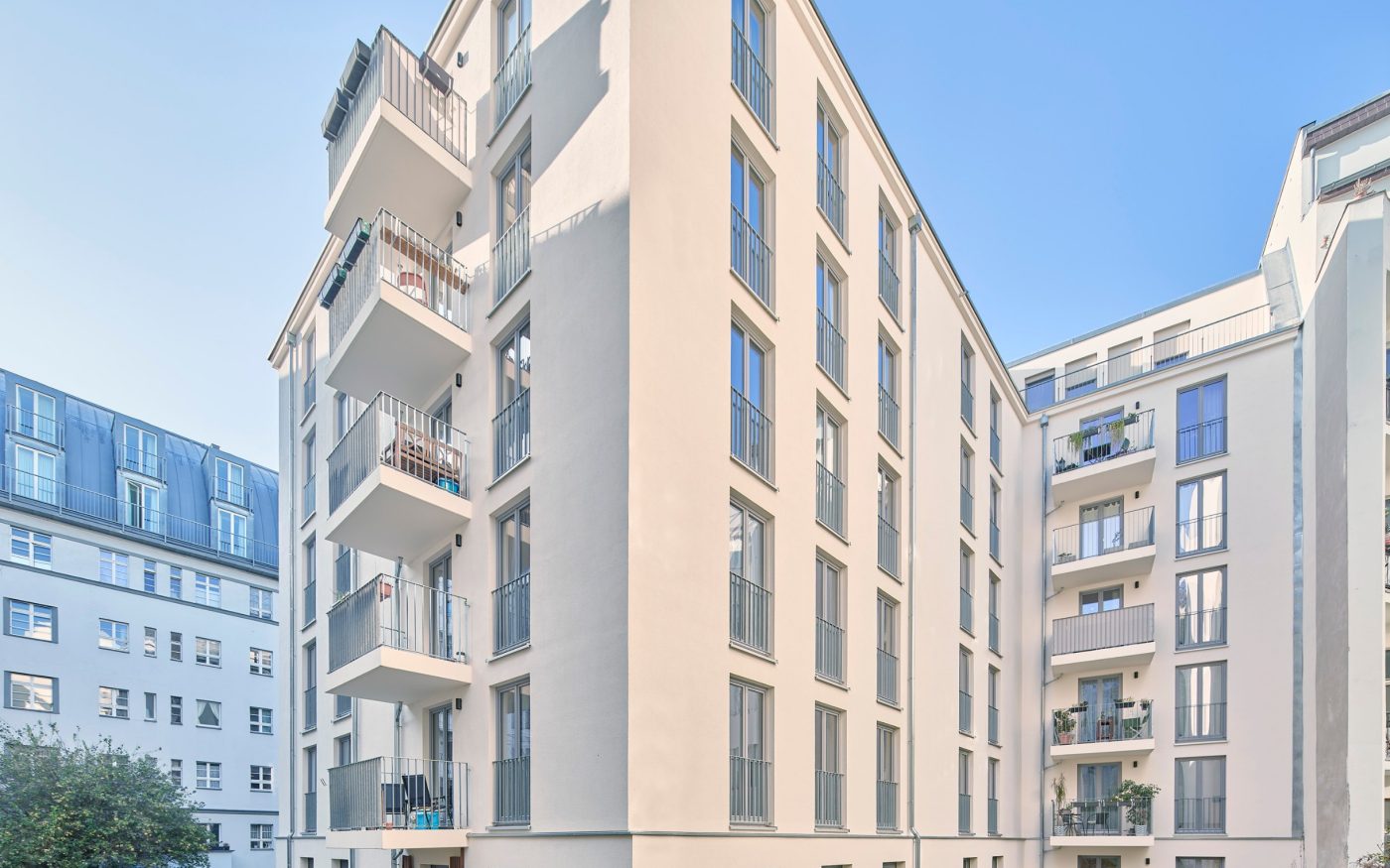 Um die hohe Nachfrage nach Wohnraum zu decken, entschied man sich dafür, die bestehende Bebauung des typischen Berliner Häuserblocks im Innenhof zu verdichten und platzsparend in die Höhe zu bauen.