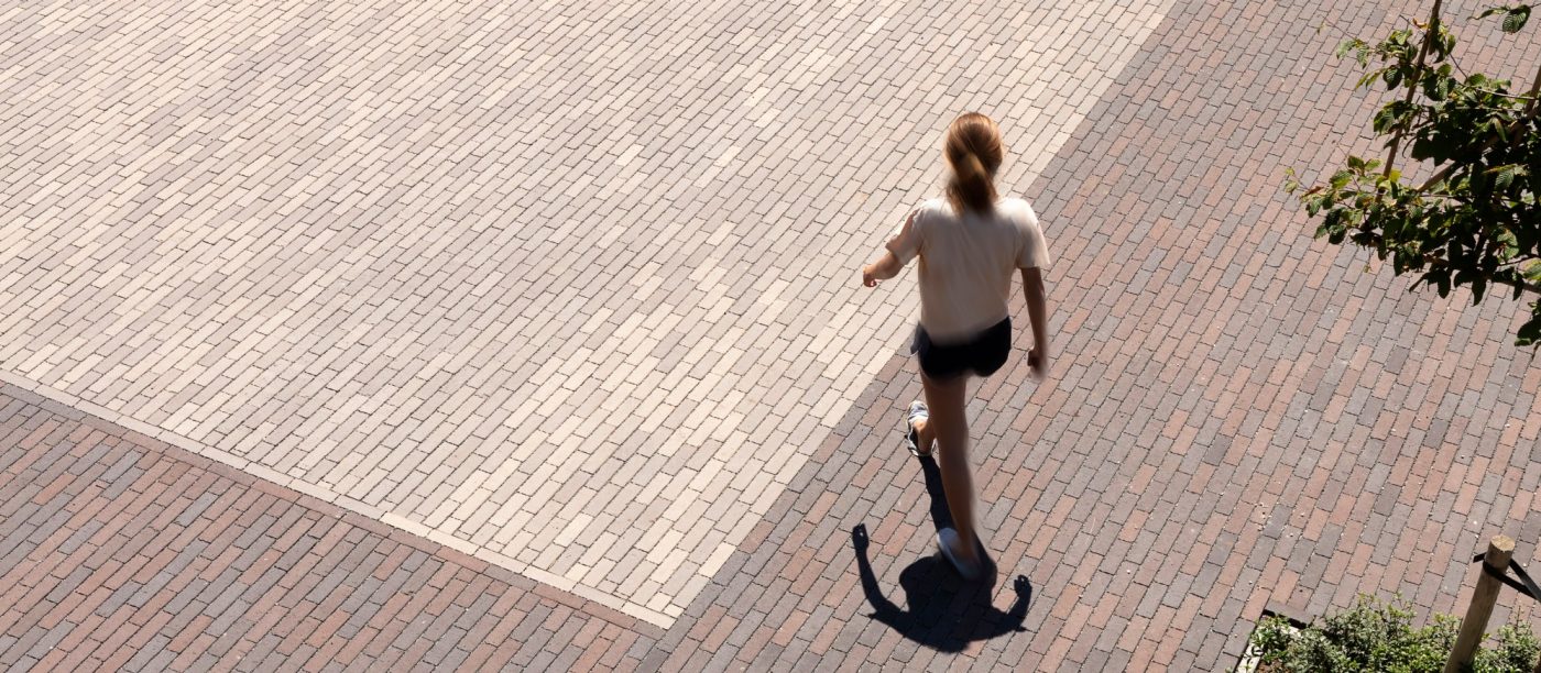 Apotheek Debruyne-Desrumaux, Apothekenvorplatz, Parkplatz, Freiflächen, Platzgestaltung, Aquata, Pflasterklinker, wasserdurchlässig, versickerungsfähig, Läuferverband, Landschaftsgestaltung, Brügge, Belgien, Watelle tuinen & landschappen, Oedelem