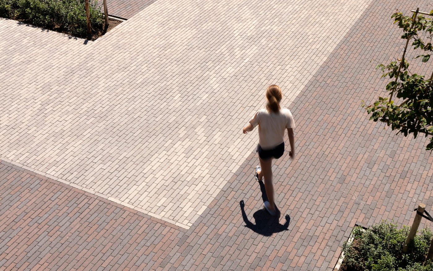 Apotheek Debruyne-Desrumaux, Apothekenvorplatz, Parkplatz, Freiflächen, Platzgestaltung, Aquata, Pflasterklinker, wasserdurchlässig, versickerungsfähig, Läuferverband, Landschaftsgestaltung, Brügge, Belgien, Watelle tuinen & landschappen, Oedelem