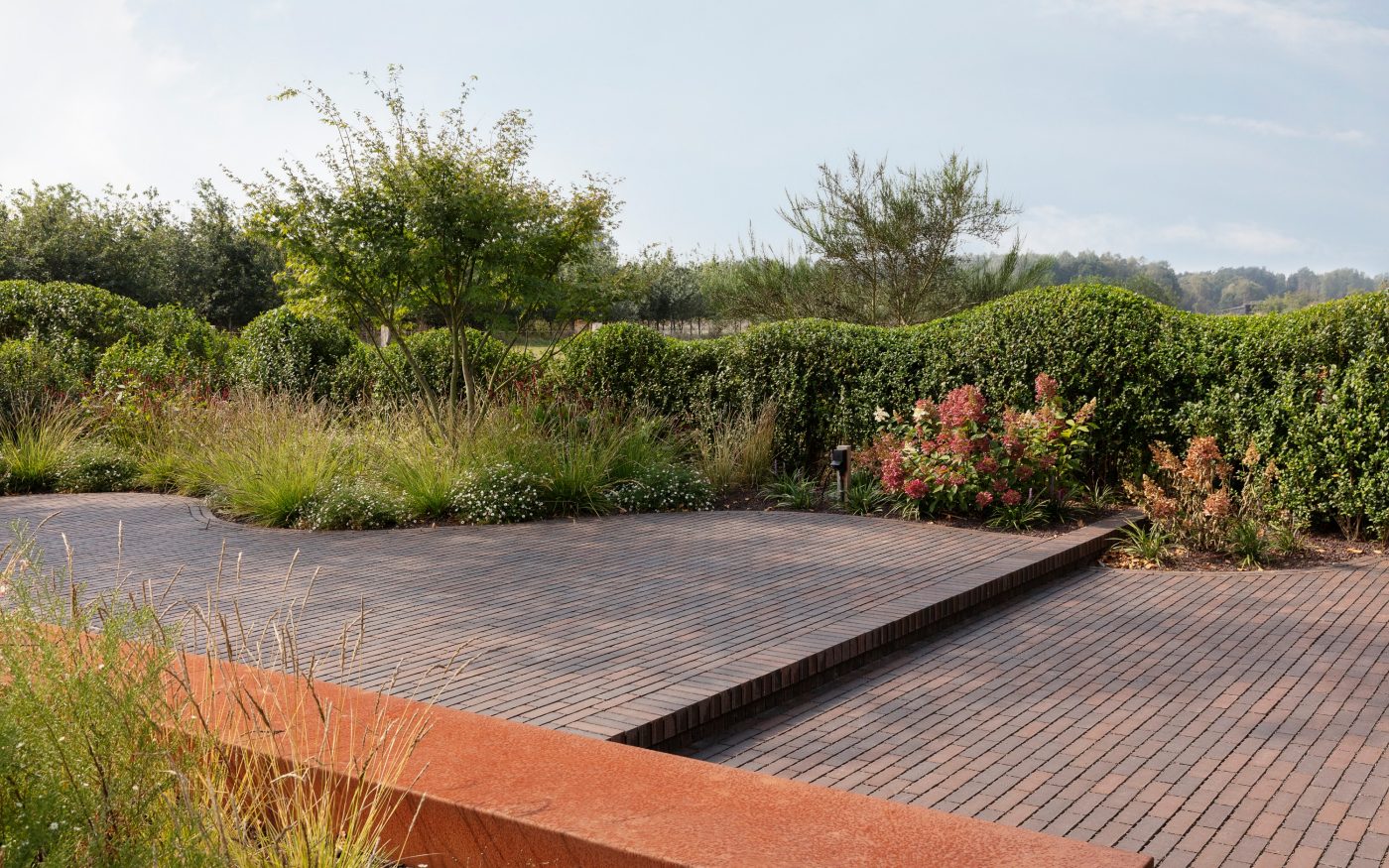 Freiflächen, Platzgestaltung, Aquata, Pflasterklinker, wasserdurchlässig, versickerungsfähig, Läuferverband, Landschaftsgestaltung, Naturschutzgebiet, Belgien, Het Maldegemveld, Tuinaanneming Trenson, Adegem