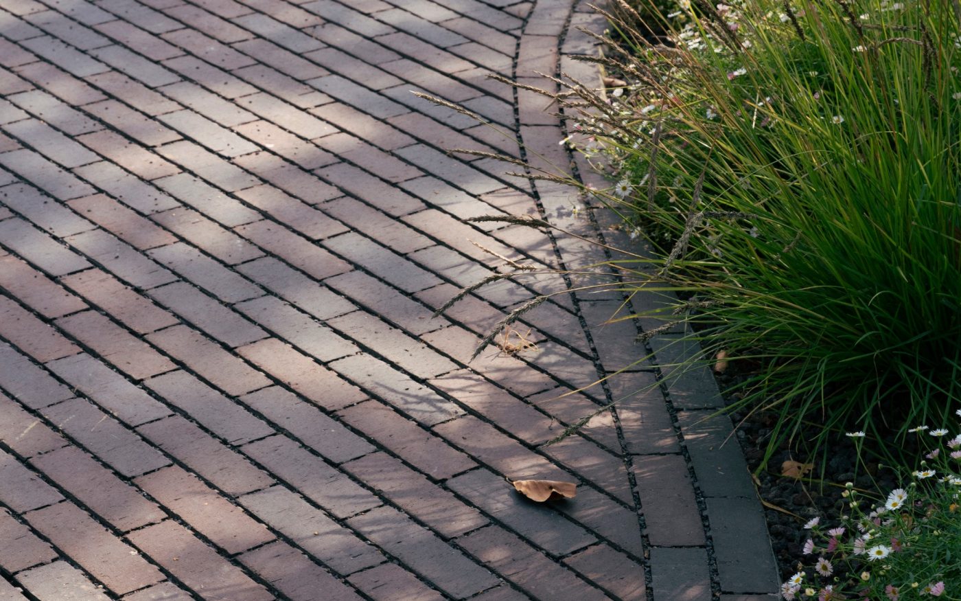 Freiflächen, Platzgestaltung, Aquata, Pflasterklinker, wasserdurchlässig, versickerungsfähig, Läuferverband, Landschaftsgestaltung, Naturschutzgebiet, Belgien, Het Maldegemveld, Tuinaanneming Trenson, Adegem