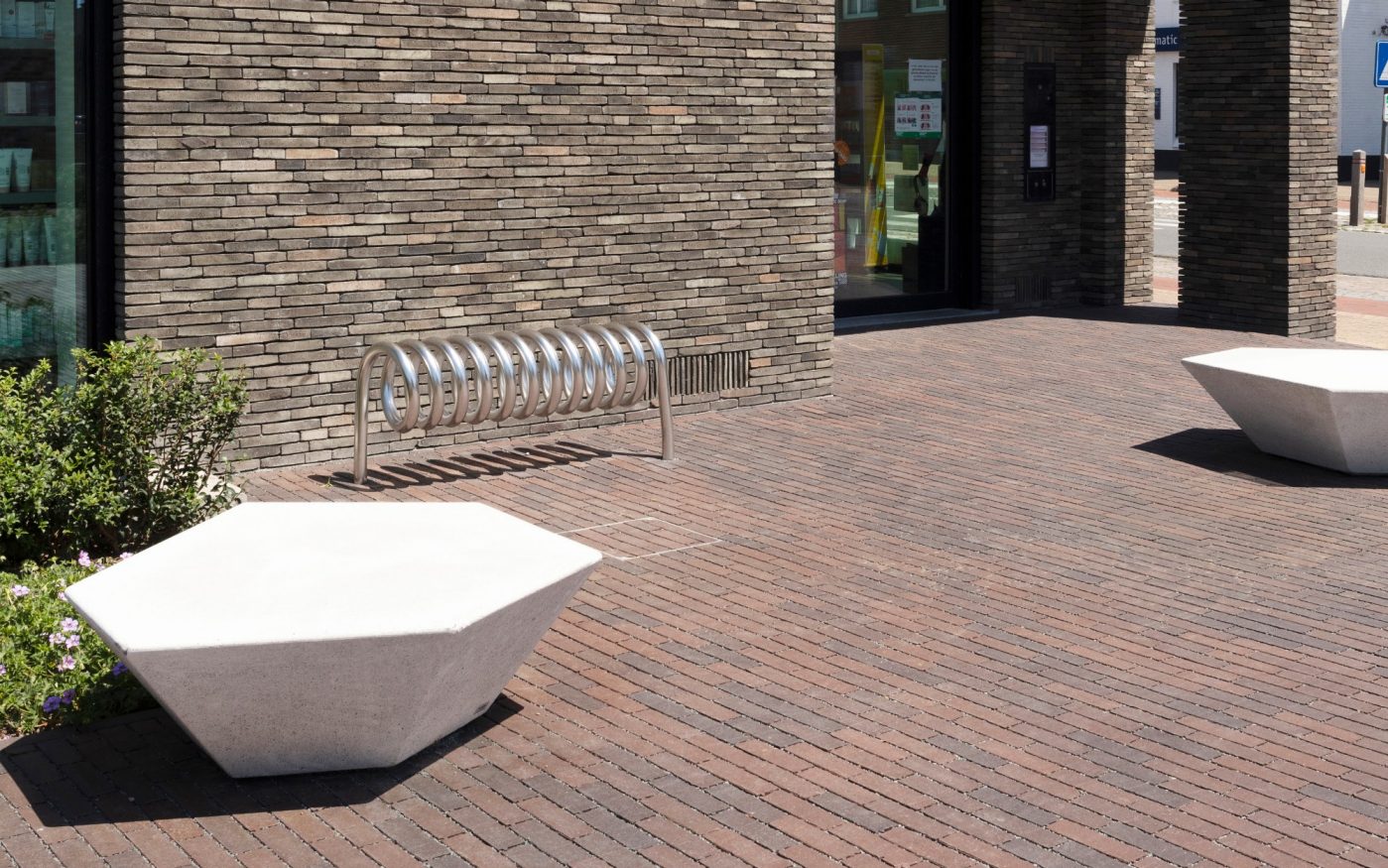 Apotheek Debruyne-Desrumaux, Apothekenvorplatz, Parkplatz, Freiflächen, Platzgestaltung, Aquata, Pflasterklinker, wasserdurchlässig, versickerungsfähig, Läuferverband, Landschaftsgestaltung, Brügge, Belgien, Watelle tuinen & landschappen, Oedelem