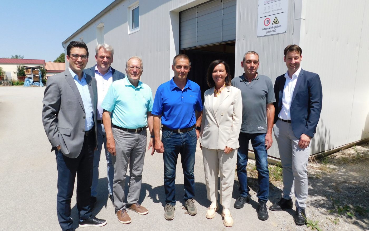 Von links nach rechts.: Jürgen Habenbacher Geschäftsführer Wienerberger, Jörg Boldt Geschäftsleiter Finanzen Wienerberger, Dr. Leonhard Froschauer Geschäftsführer Mayr Dachkeramik, Thomas Mayr Geschäftsführer Mayr Dachkeramik, Heidrun Keul Geschäftsleitung Strat. Marketing und Produktmanagement Wienerberger, Christoph Mayer Technischer Leiter Wienerberger Werk Straubing, Christoph Döpke Geschäftsleitung Personal & Organisation