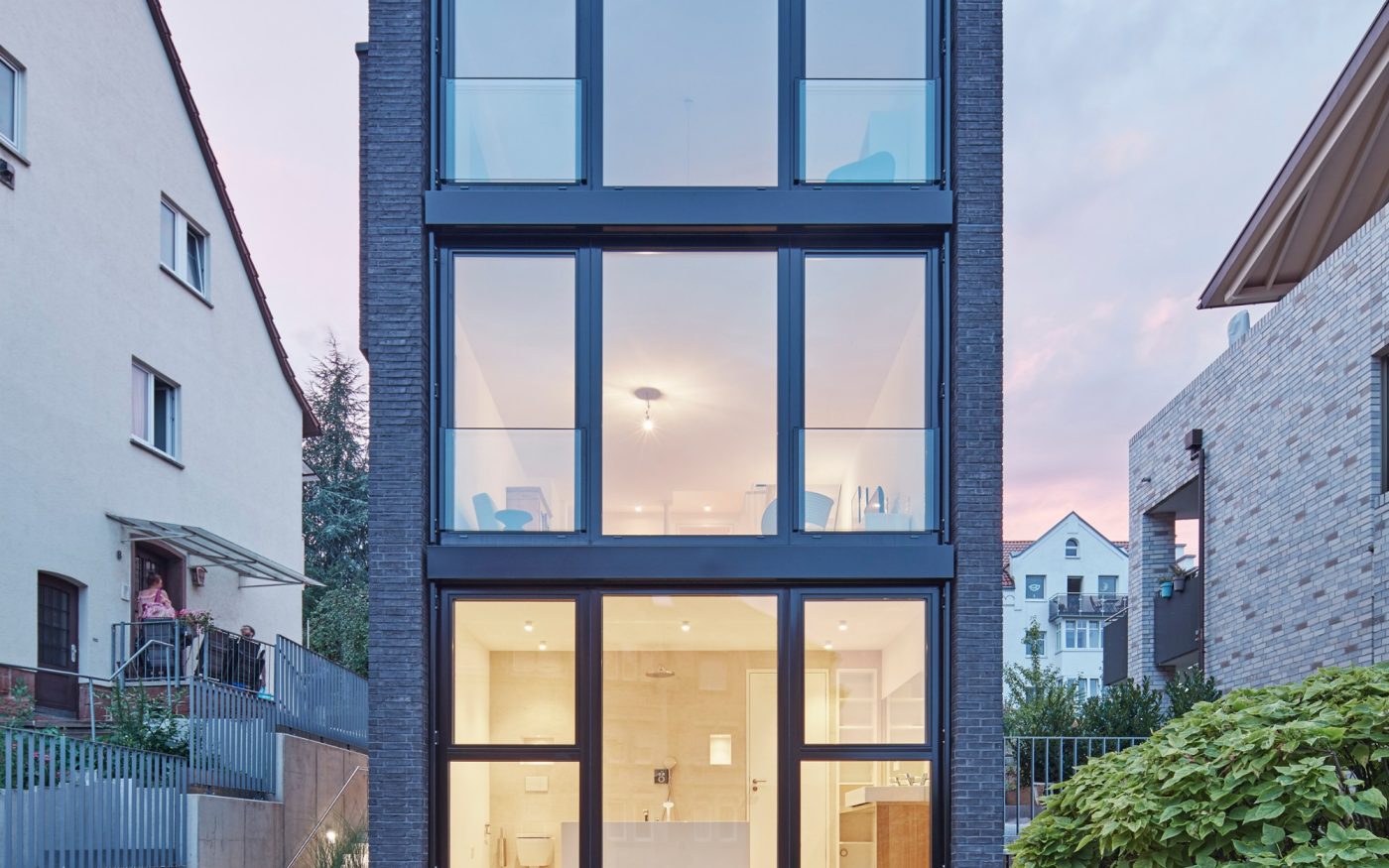 Imposant ragt das Stuttgarter Stadthaus als schlanker, von dunklen Ziegeln eingefasster Turm aus Glas empor.