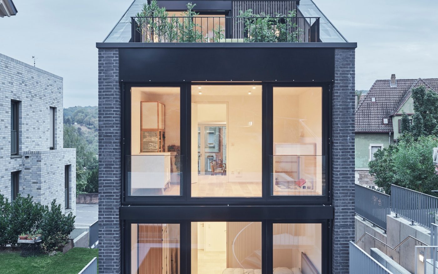 Vom Hang aus geht der Blick über den Lichthof herunter zum Erdgeschoss.