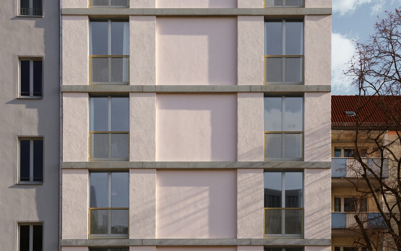 Durch eine Verschiebung der monolithischen Ziegelwandelemente wird die Tektonik der Fassade erreicht, die durch differenzierte Putzoberflächen zusätzlich an Tiefe gewinnt.