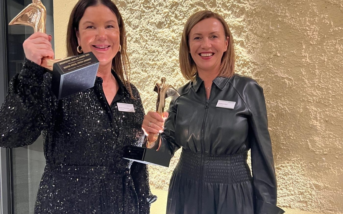 Wienerberger ist „Architects‘ Darling“ 2023 und gewinnt zweimal Gold:  Britta Warmbier, Leitung Kommunikation (links), und Heidrun Keul, Commercial Director, haben Grund zum Strahlen.