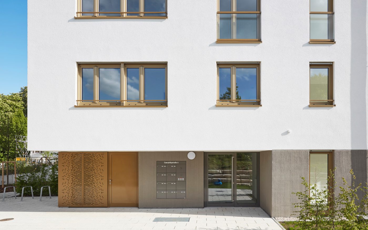 Um den Rohbau durchgängig aus Ziegelmauerwerk zu erstellen, griffen die Planer auf das Poroton-Systemzubehör von Wienerberger zurück. So wurden unter anderem für die optimale Erstellung der Fensterlaibungen die wärmegedämmten Poroton-Anschlagschalen eingesetzt.