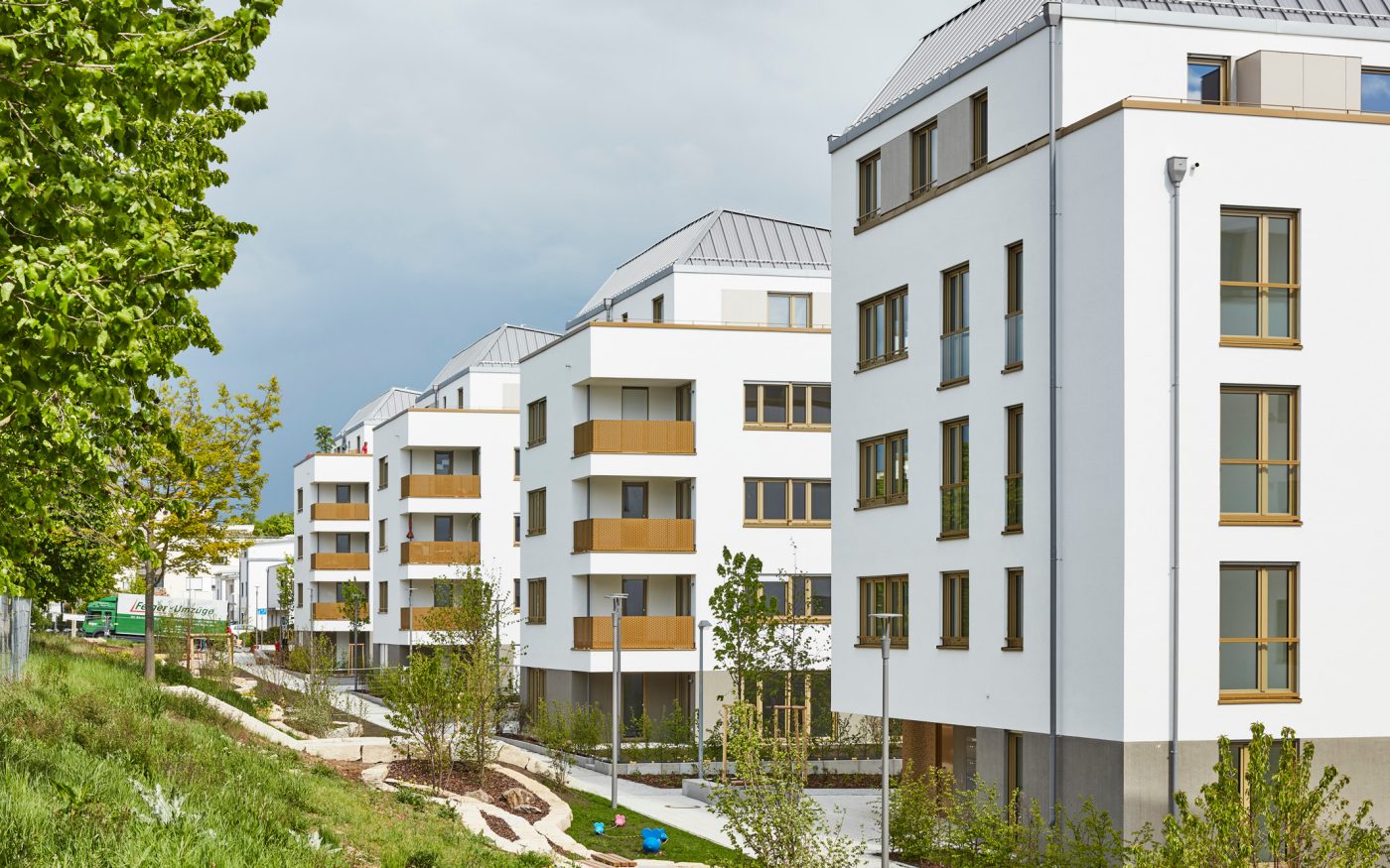 Die fünf Mehrfamilienhäuser mit insgesamt 60 Wohneinheiten schaffen bezahlbaren Wohnraum nach dem WBL-eigenen „Fair-Wohnen“-Modell. Das ausgeklügelte Konzept, Miet- und Eigentumswohnungen zu mischen, ermöglicht soziale und ökologische Verantwortung.