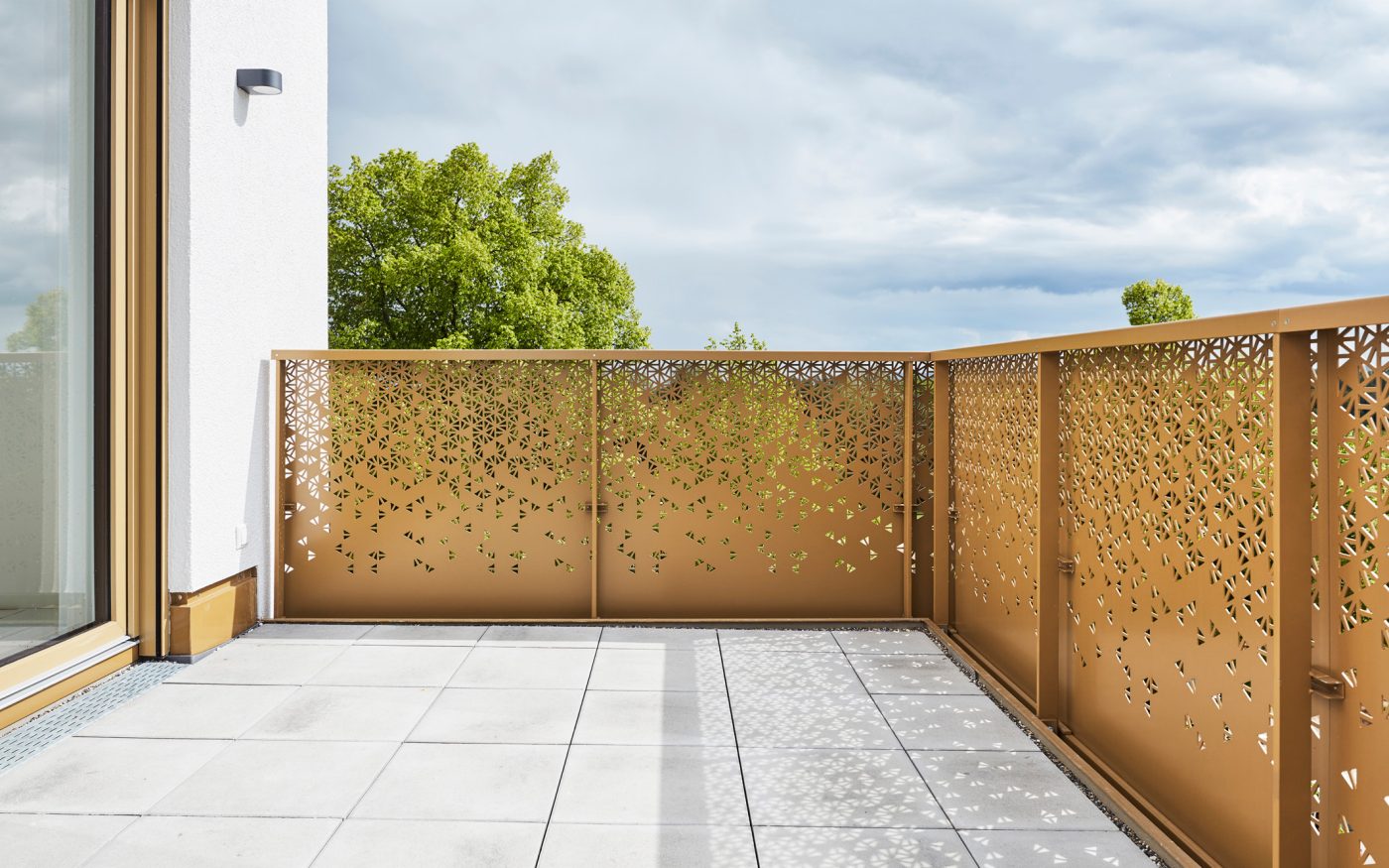 Die Verkleidungen der Balkone aus gestanztem Stahlblech und Streckmetall wurden eigens von dem ausführenden Büro ARP ArchitektenPartnerschaft Stuttgart entworfen und vom Schlosser gefertigt.