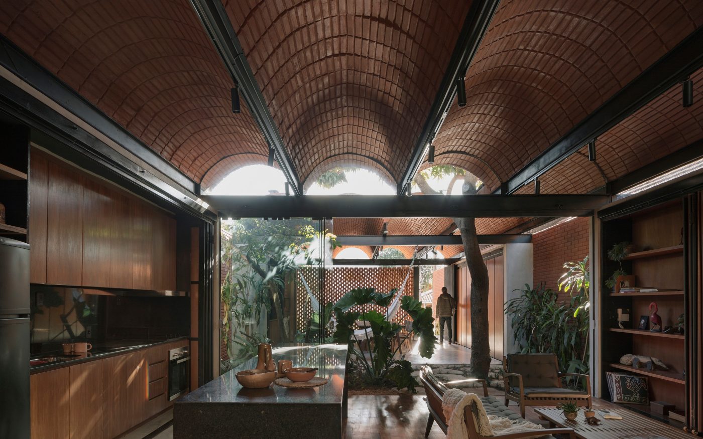 In der Kategorie "Feeling at home" des Brick Award 24 siegte das Studio Equipo de Arquitectura aus Paraguay, dessen "Intermediate House" aus komprimierten Erdblöcken besteht, die eine emissionsarme Temperaturregelung ermöglichen.