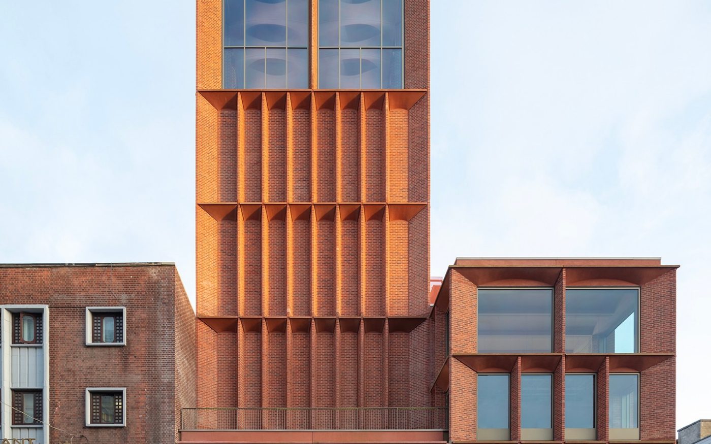 Die Gestaltung des Projekts "International Rugby Experience" ist von den berühmten Kirchen von Limerick inspiriert, zeichnet sich aber dennoch durch eine moderne Ästhetik aus, sodass sich das Gebäude in seine Umgebung einfügt und diese gleichzeitig ästhetisch aufwertet.