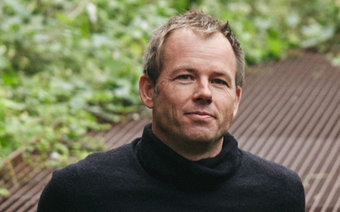 Vortragsredner Jens Linnet, Dänemark: Jens Linnet konzipiert und plant seit 20 Jahren Landschaften, die sowohl für ihre Ästhetik, als auch für ihre Praktikabilität bekannt sind. Er gestaltet sowohl öffentliche, städtische Räum e und Parks, als auch das Innere von Bauten. Linnet betont, dass Lokales und Globales ebenso wie Kleines und Großes (wieder) miteinander verbunden werden müssen. Jens Linnet setzt sich für einen positiven und skandinavischen Ansatz zur nachhaltigen Entwicklung ein. "Balancing Beauty and Sustainability in a Time of Crisis" (C. Pagh & T. Cook Editors) heißt das Buch, das er verfasste.